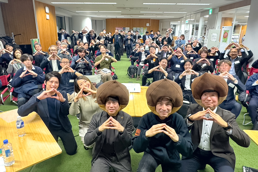 和栗協議会の「クリ」を被った登壇者の皆さんと記念撮影