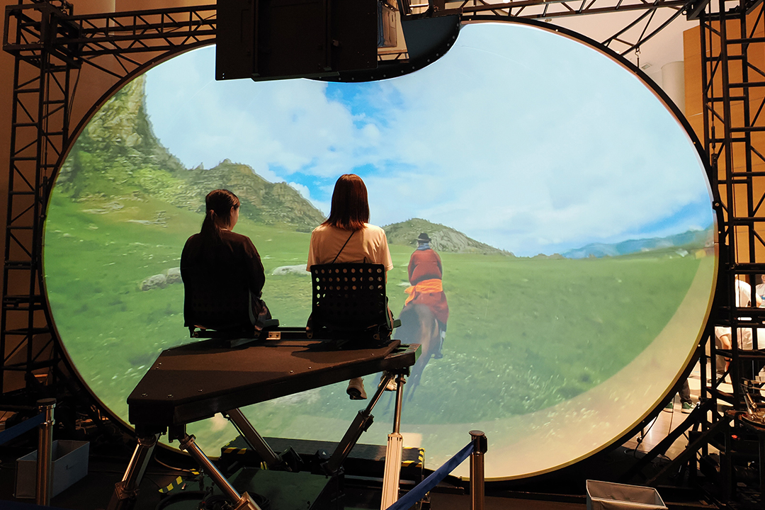 体験コンテンツを楽しむ来場者の様子