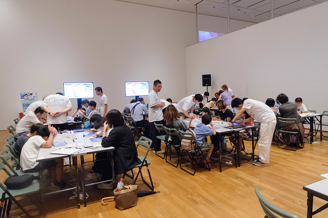 ドコモ未来ラボ・未来ミュージアム体験の様子