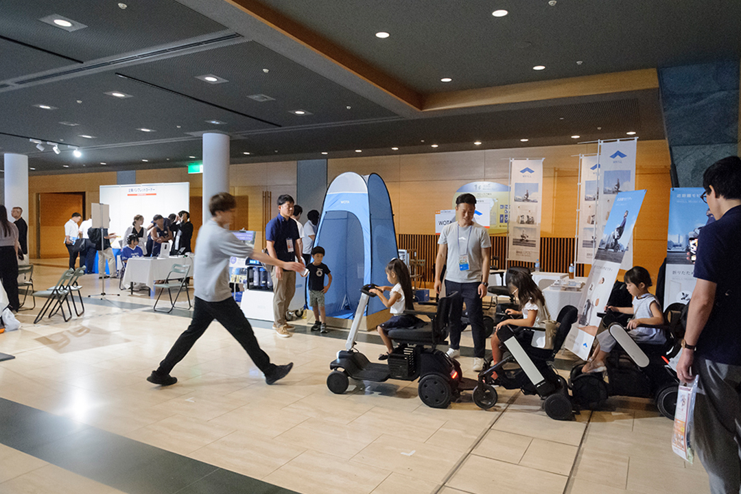 スタートアップ製品体験を楽しむ来場者